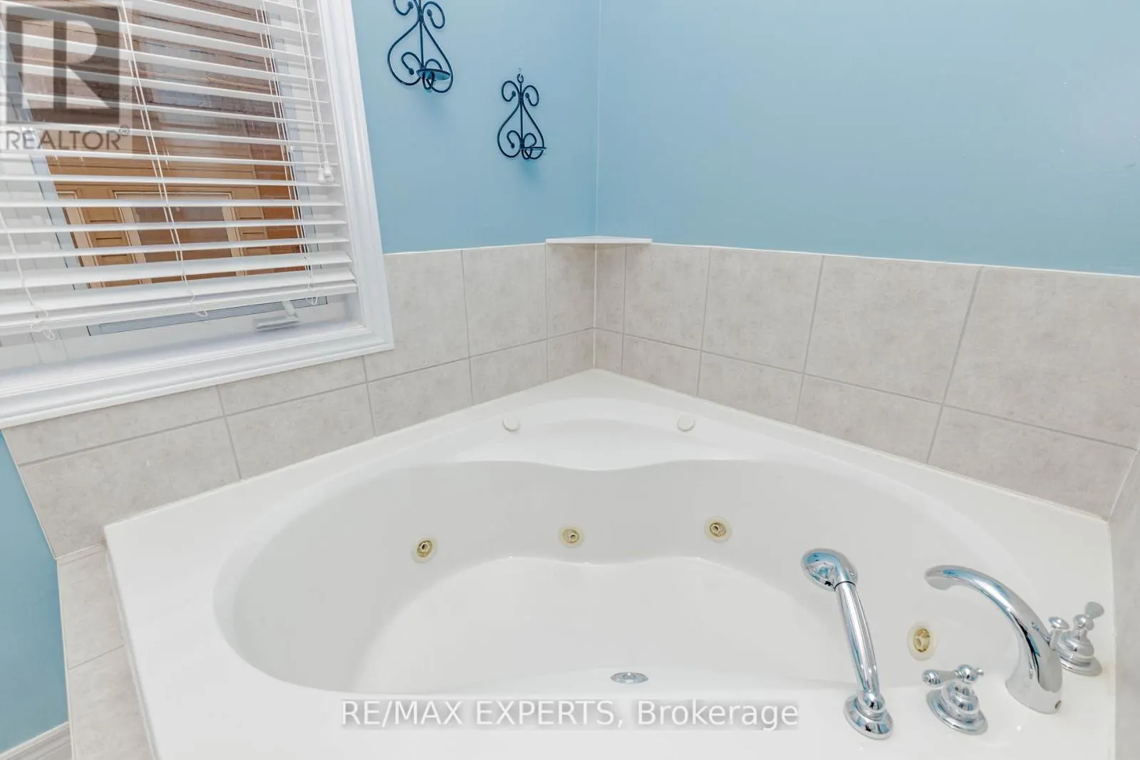 150 SAINT NICHOLAS CRESCENT