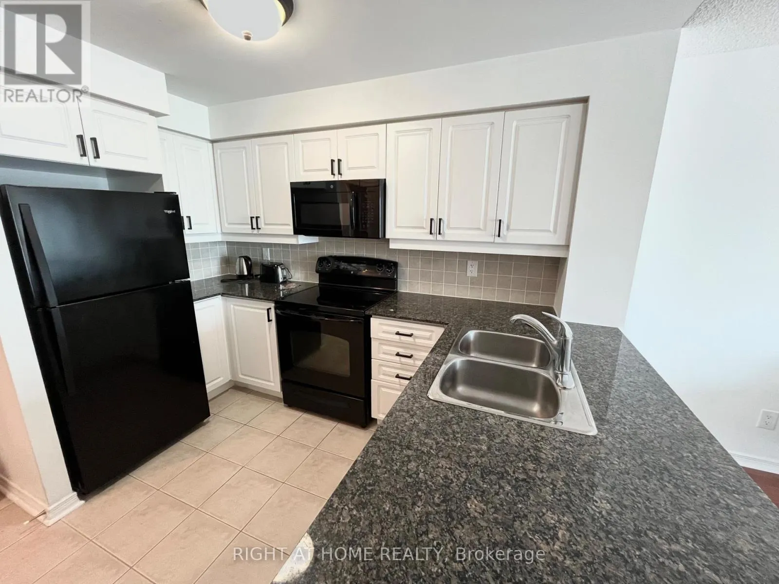 203 - 185 ONEIDA CRESCENT