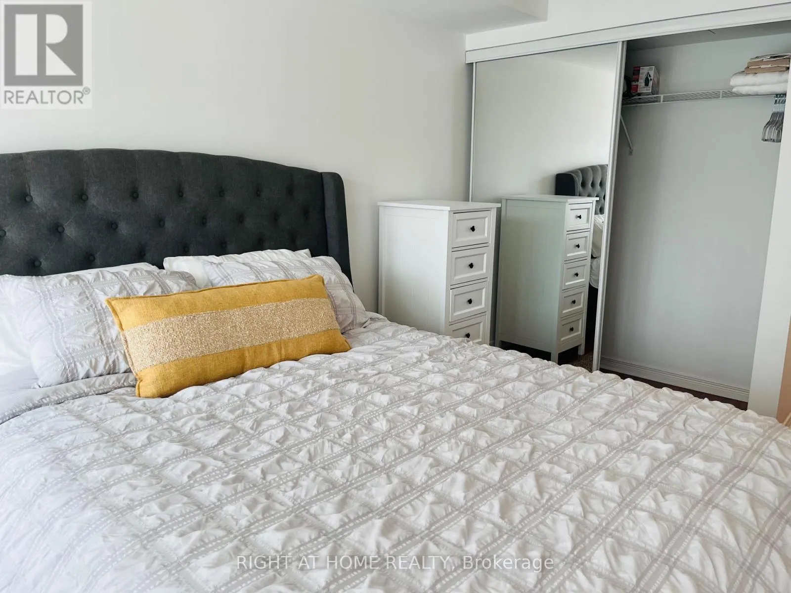 203 - 185 ONEIDA CRESCENT