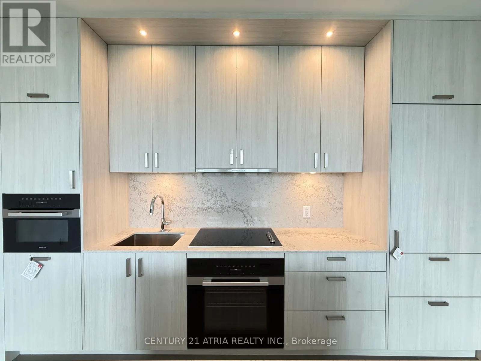 715 - 399 ROYAL ORCHARD BOULEVARD