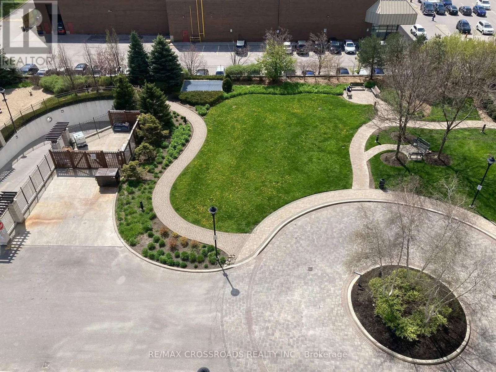 910 - 18 HARDING BOULEVARD