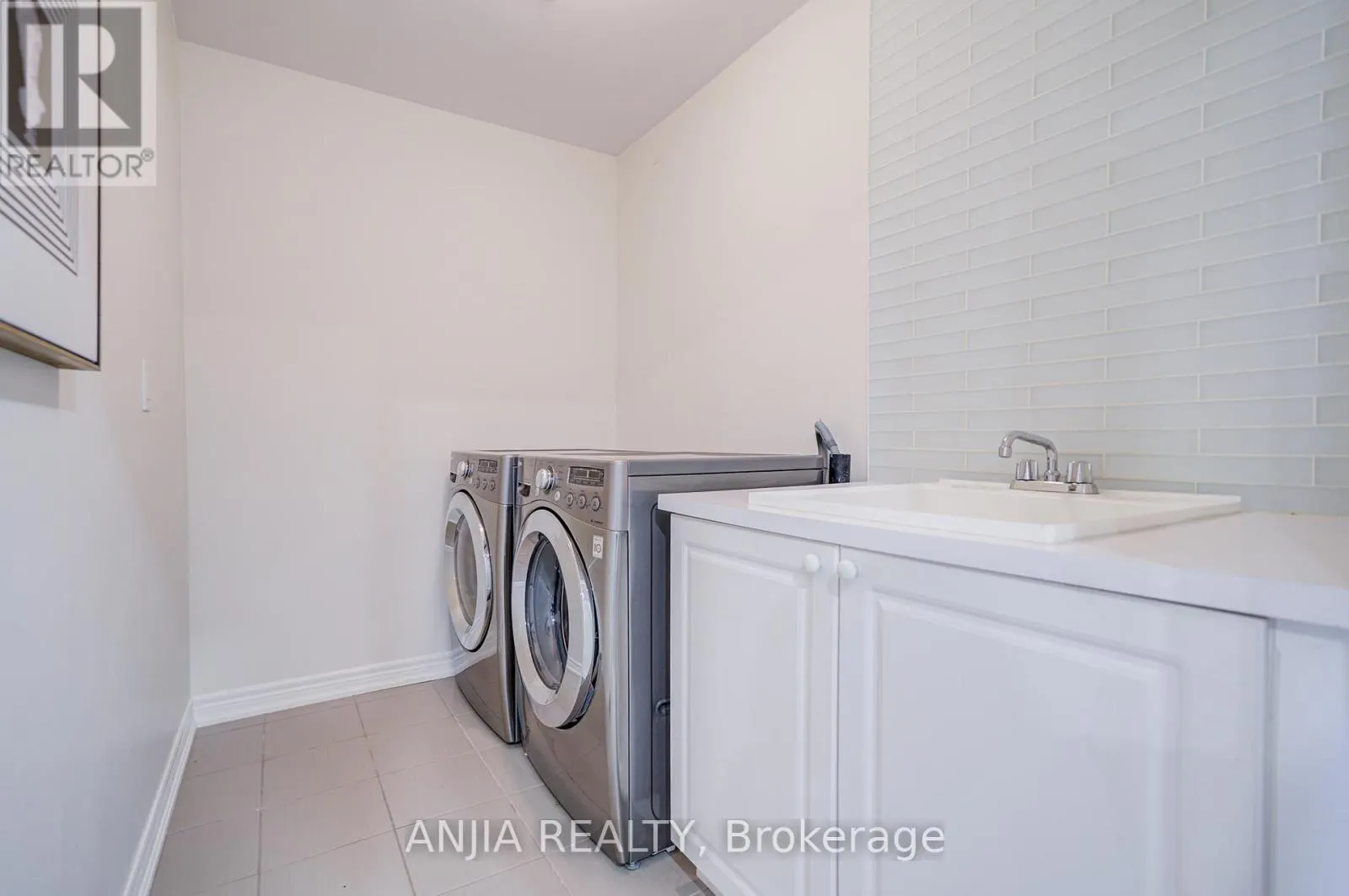 229 SOUTH UNIONVILLE AVENUE