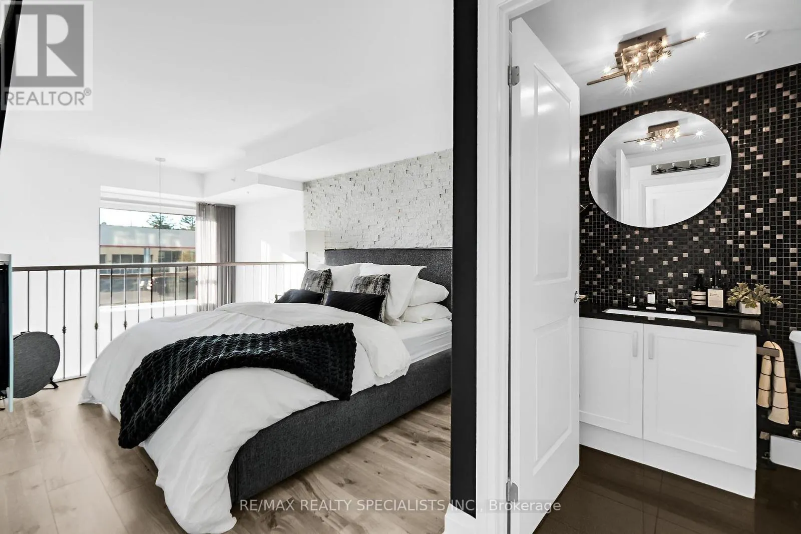 105 - 24 WOODSTREAM BOULEVARD