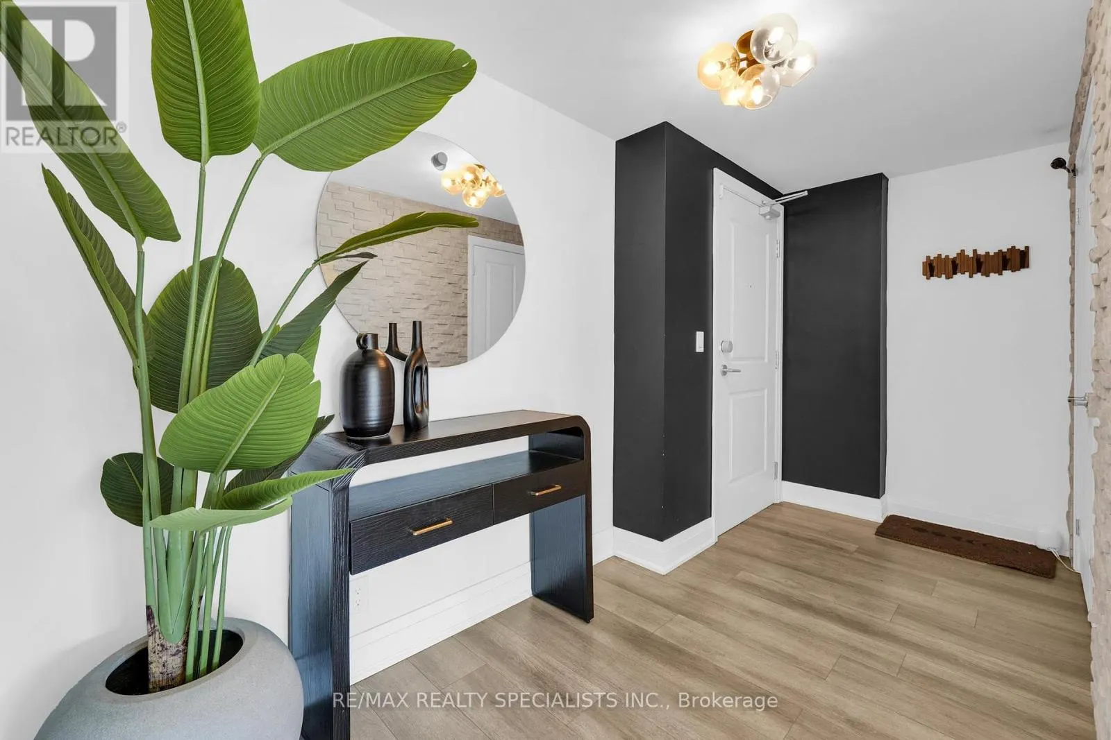 105 - 24 WOODSTREAM BOULEVARD