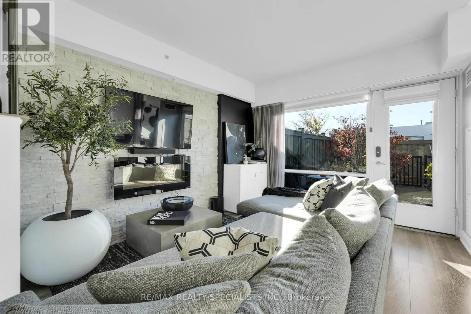 105 - 24 WOODSTREAM BOULEVARD