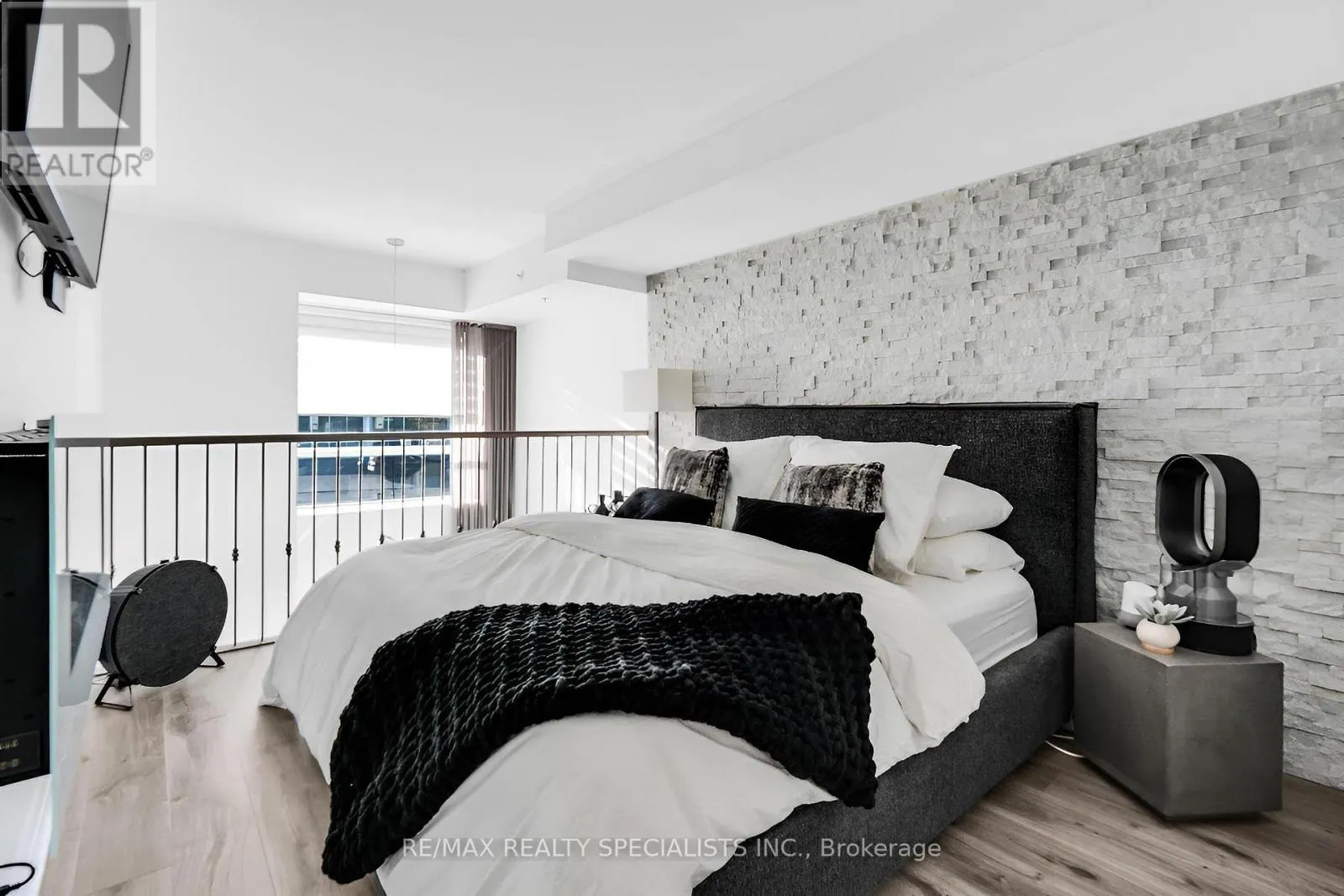 105 - 24 WOODSTREAM BOULEVARD