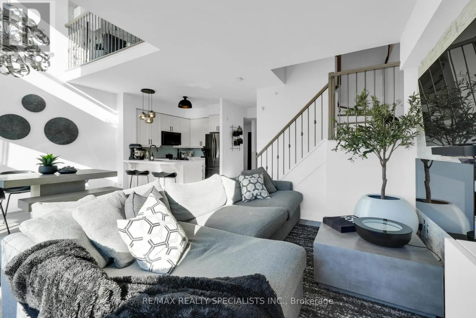 105 - 24 WOODSTREAM BOULEVARD