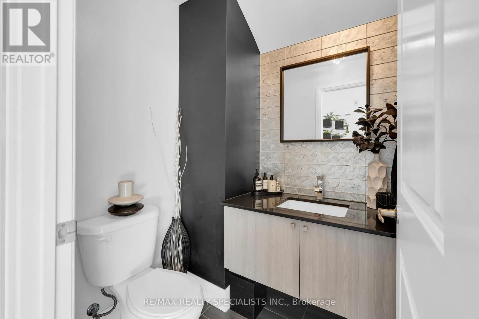 105 - 24 WOODSTREAM BOULEVARD