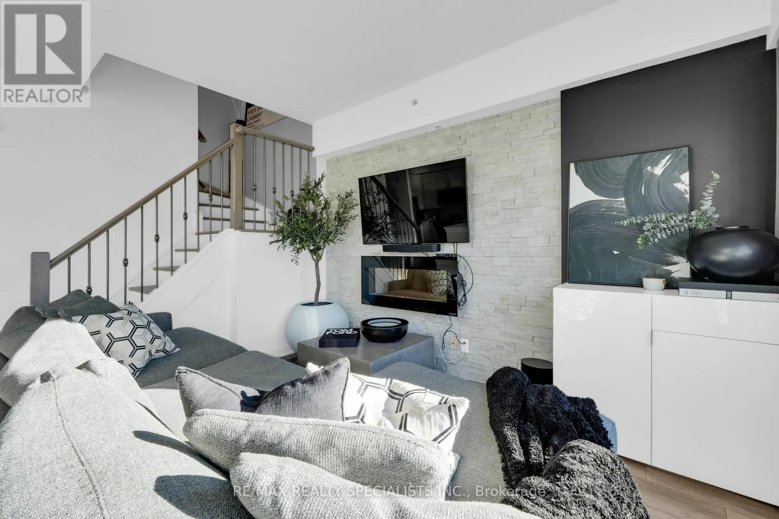 105 - 24 WOODSTREAM BOULEVARD