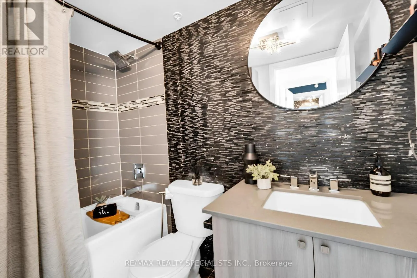 105 - 24 WOODSTREAM BOULEVARD