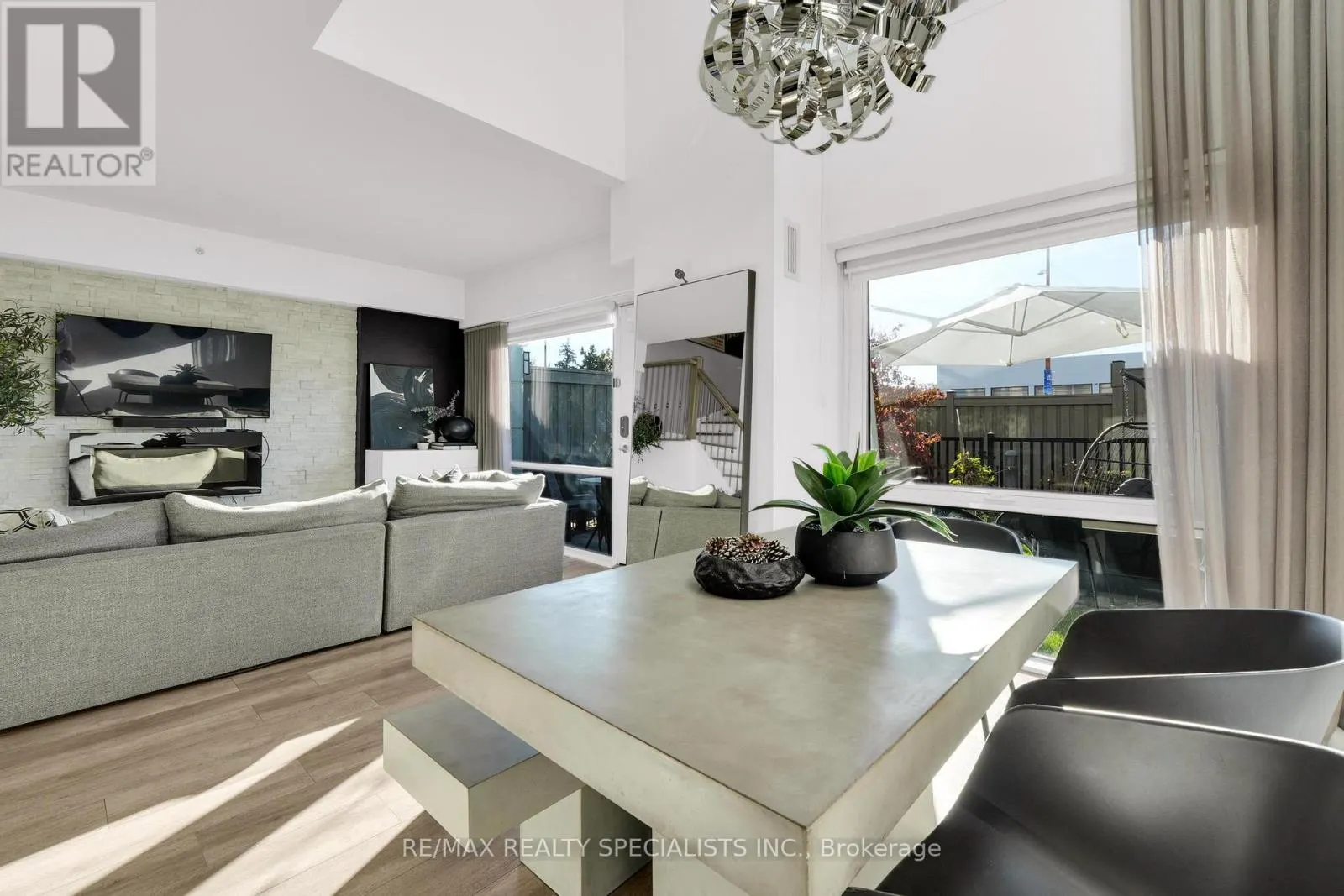 105 - 24 WOODSTREAM BOULEVARD