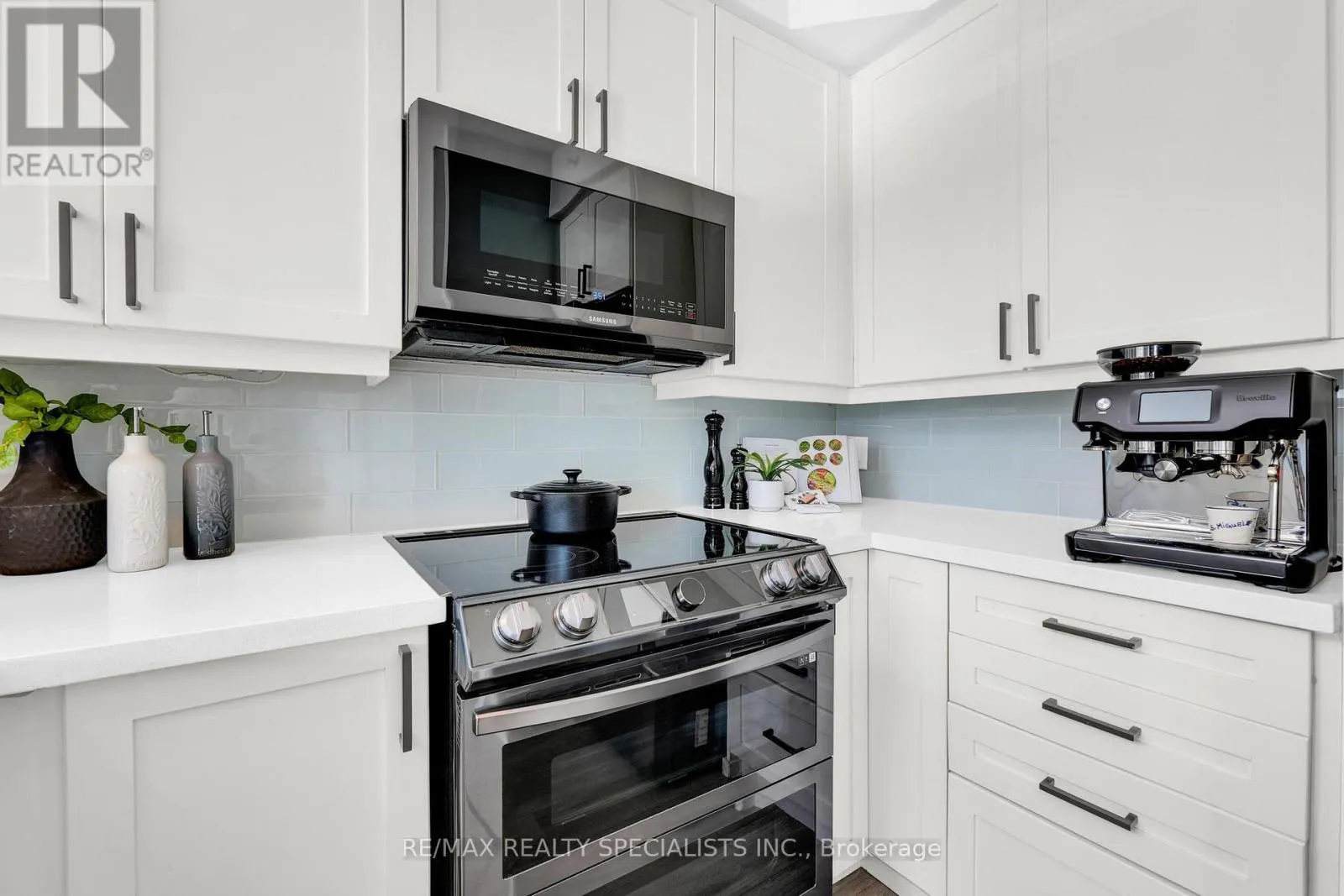 105 - 24 WOODSTREAM BOULEVARD