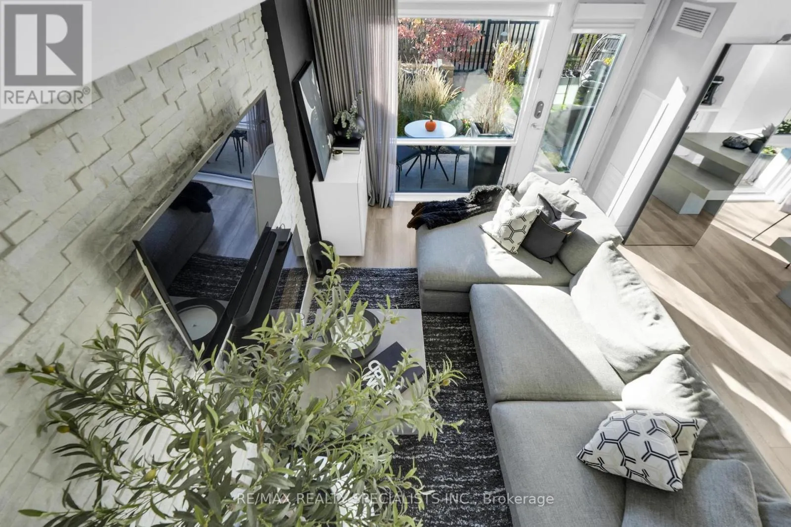 105 - 24 WOODSTREAM BOULEVARD