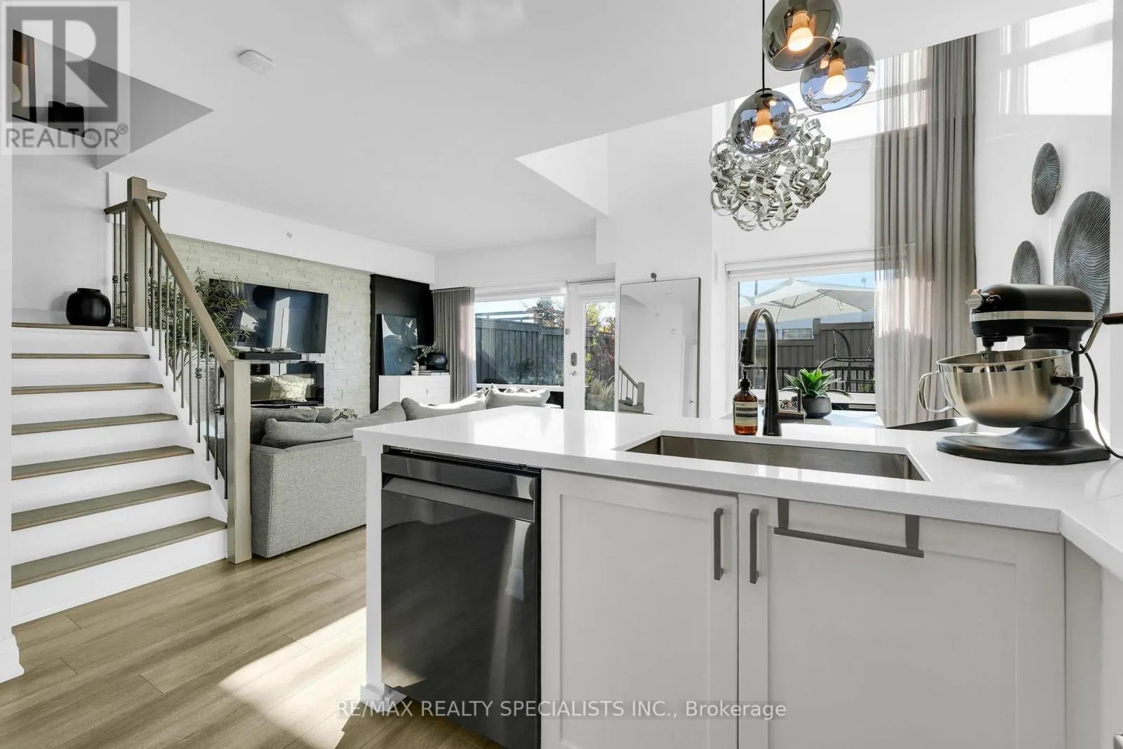 105 - 24 WOODSTREAM BOULEVARD