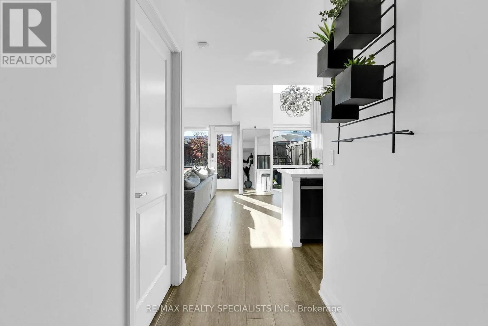 105 - 24 WOODSTREAM BOULEVARD