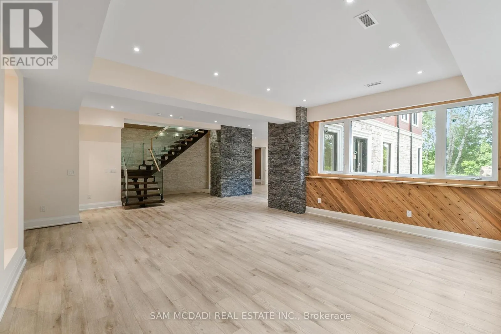 15 GLENVIEW HEIGHTS LANE