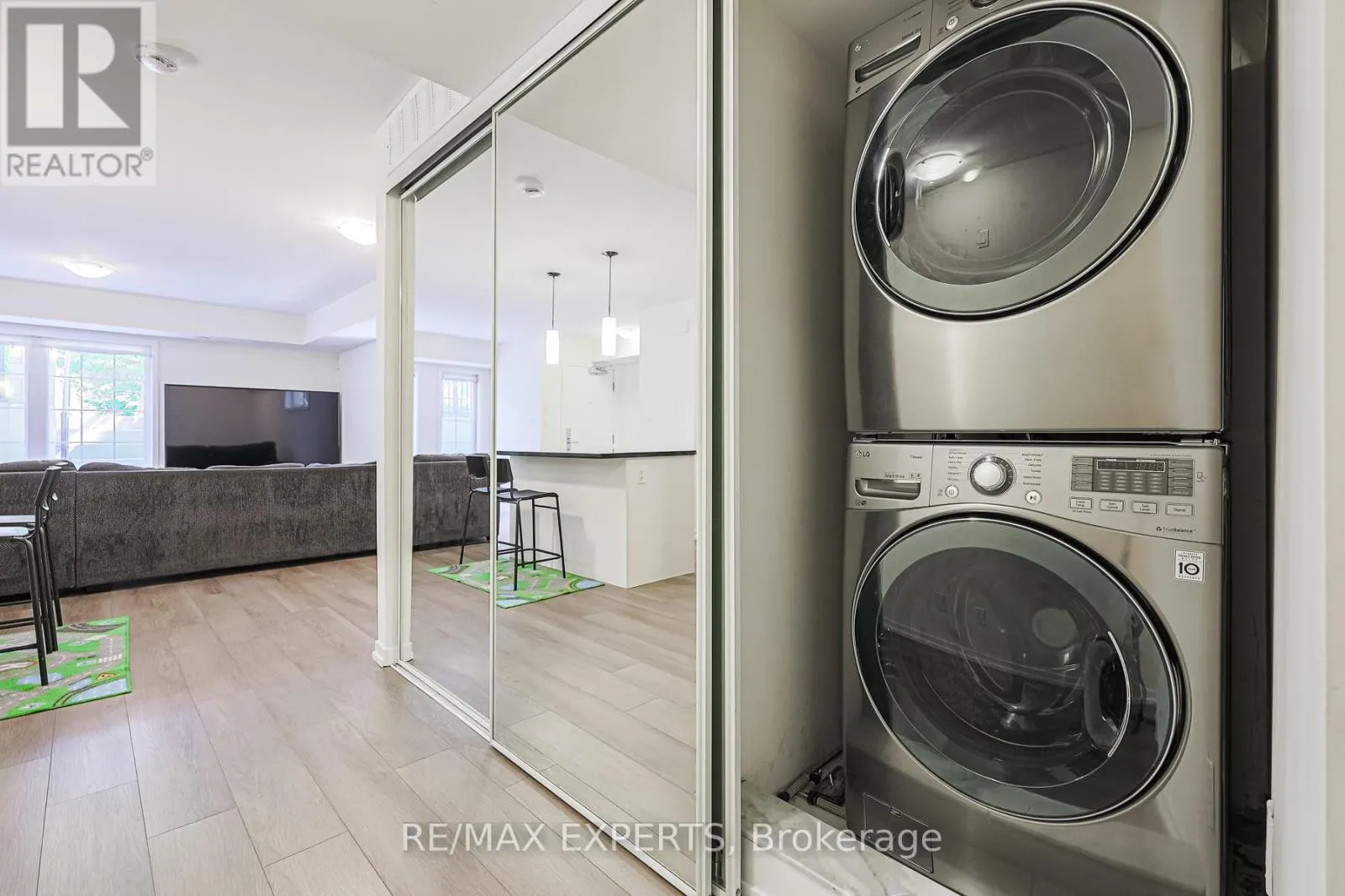 B11 - 26 BRUCE STREET W