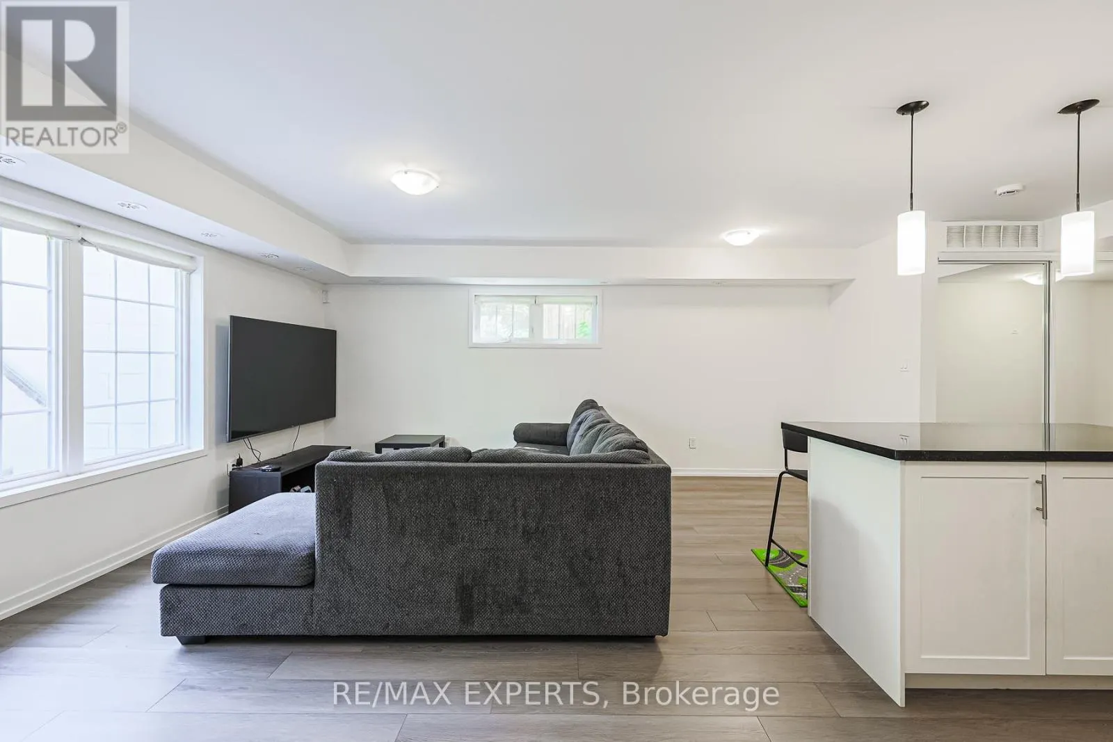 B11 - 26 BRUCE STREET W