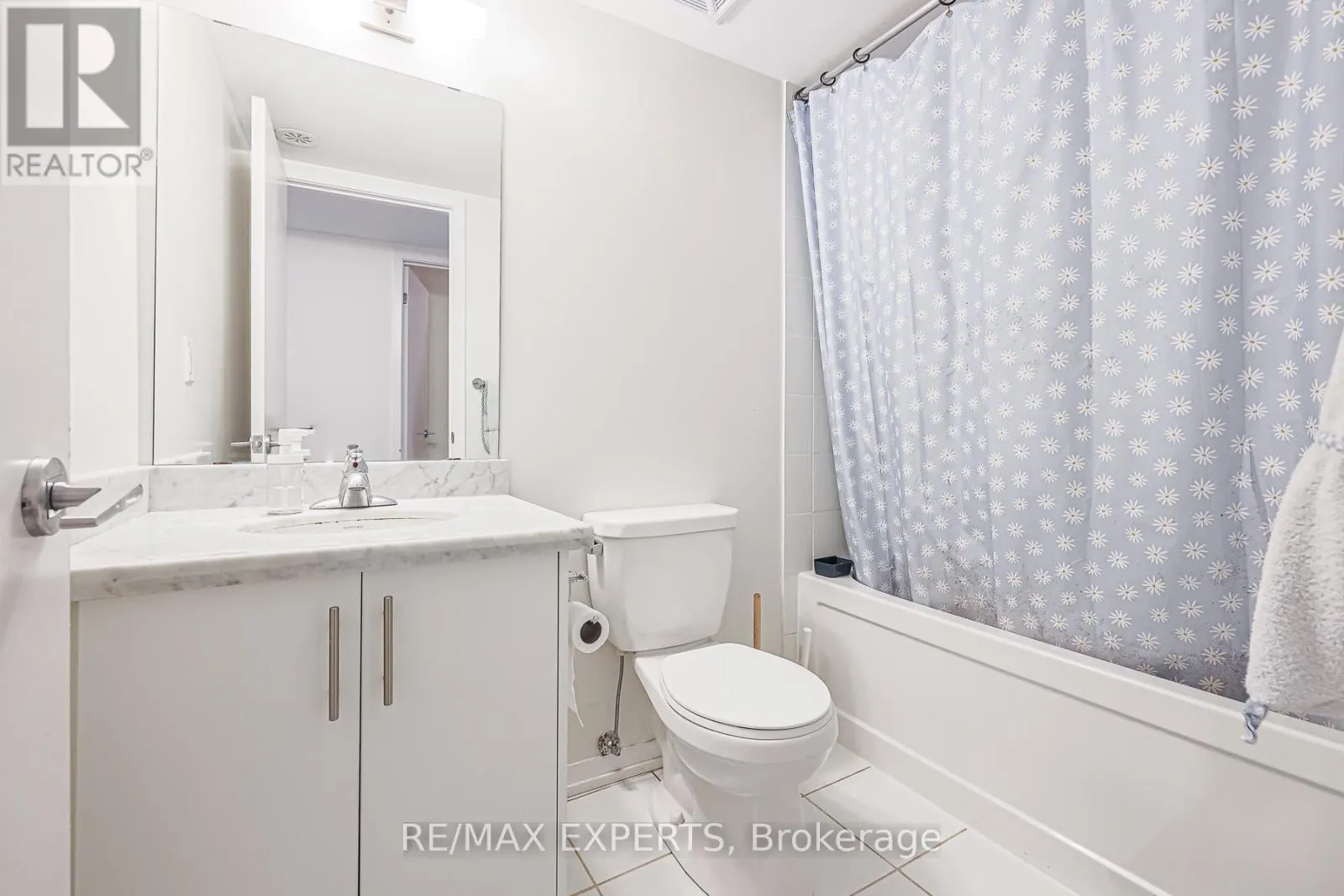 B11 - 26 BRUCE STREET W