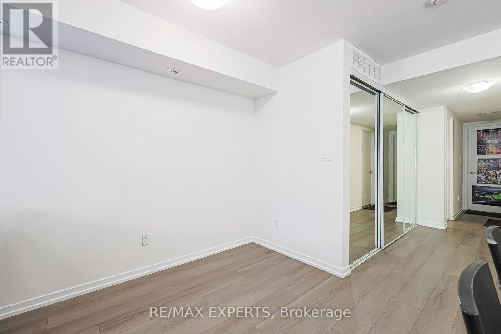 B11 - 26 BRUCE STREET W