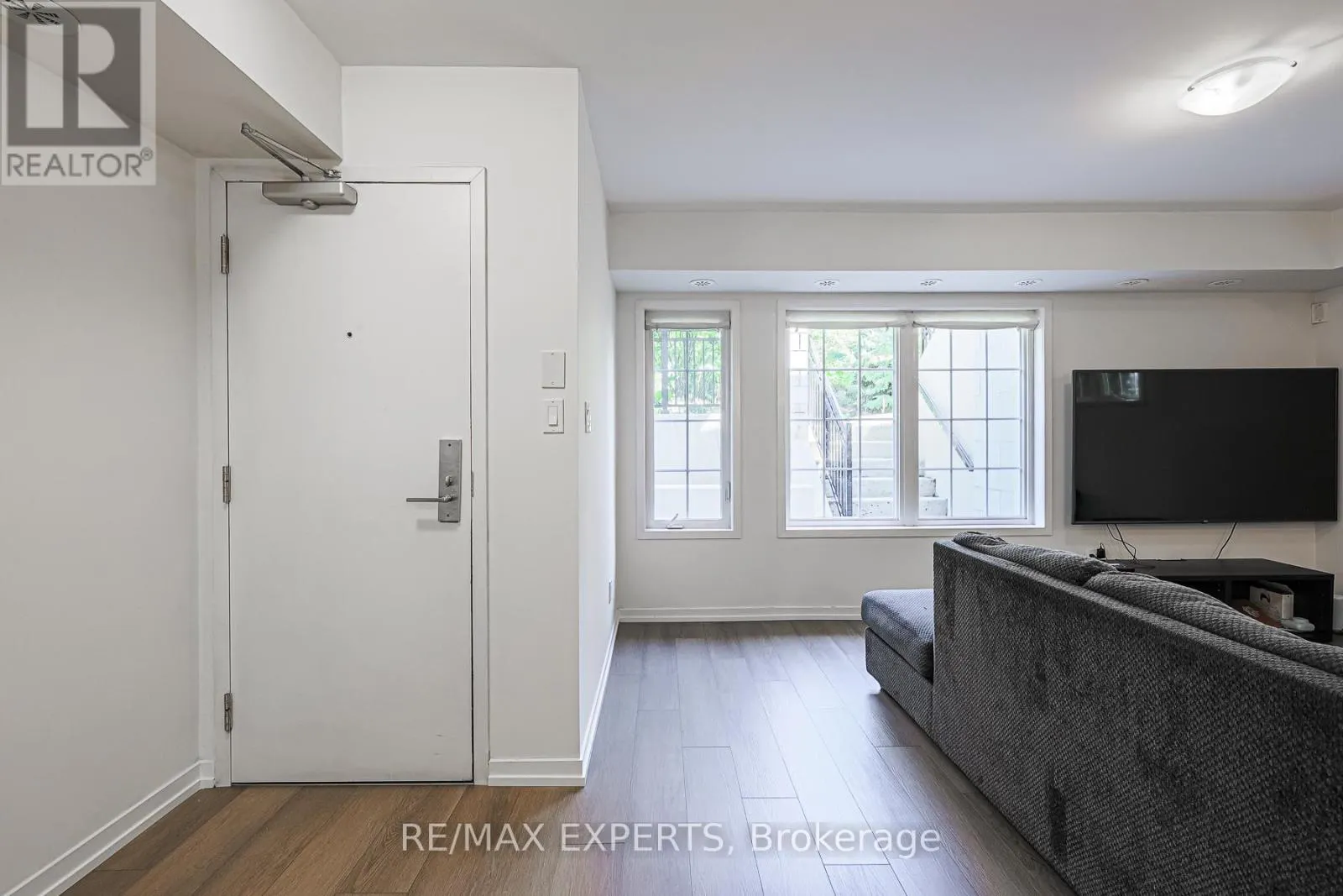 B11 - 26 BRUCE STREET W