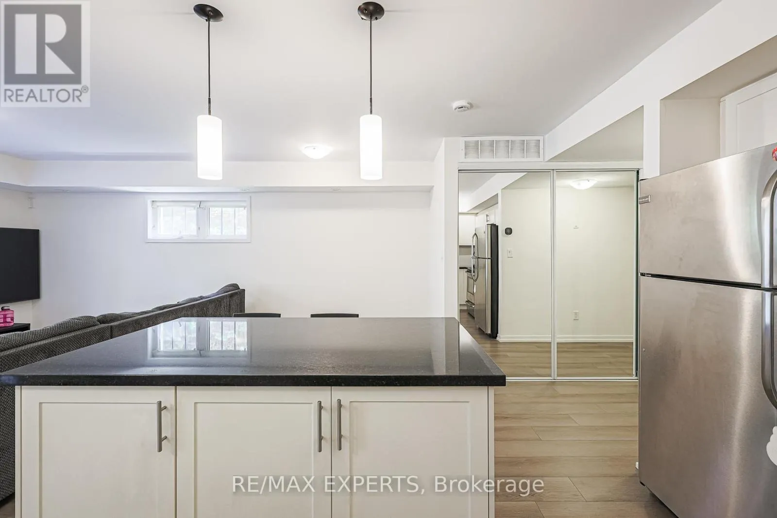 B11 - 26 BRUCE STREET W