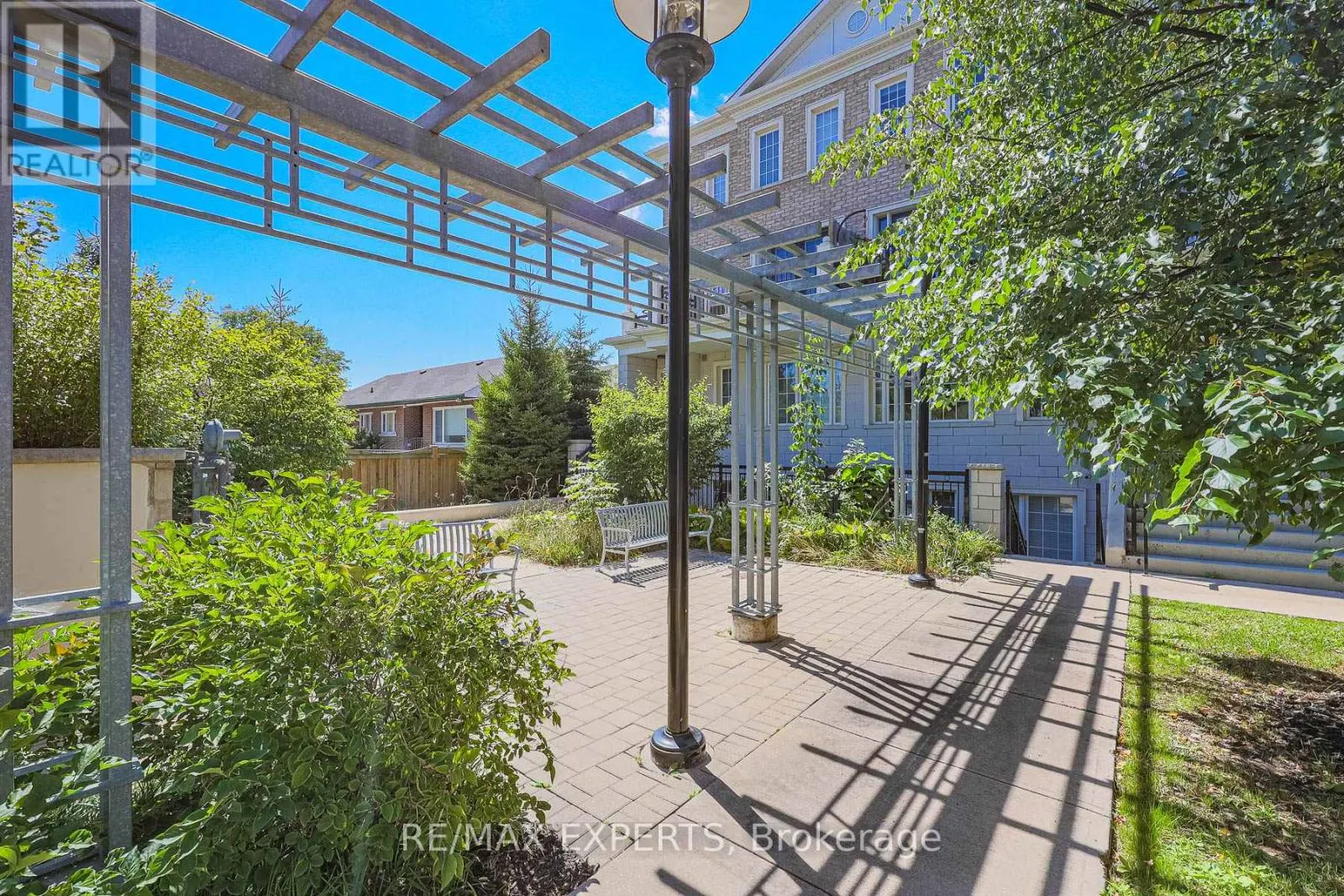 B11 - 26 BRUCE STREET W