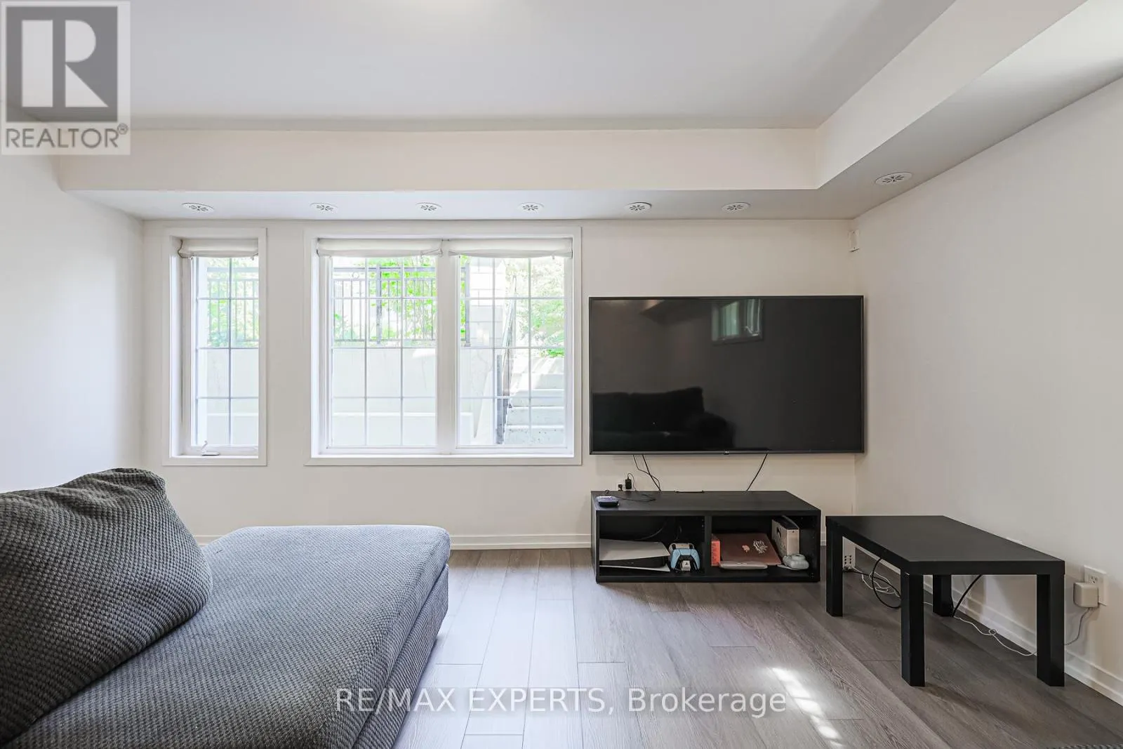 B11 - 26 BRUCE STREET W