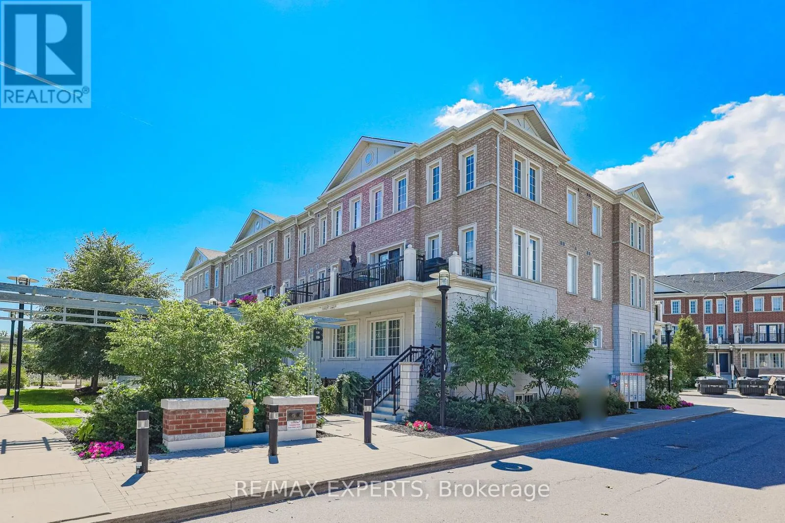 B11 - 26 BRUCE STREET W