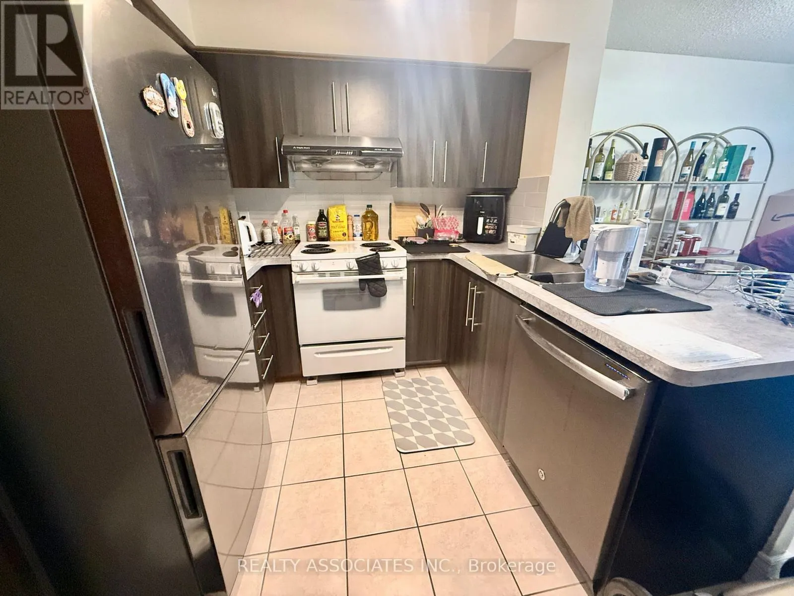 303 - 51 BAFFIN COURT