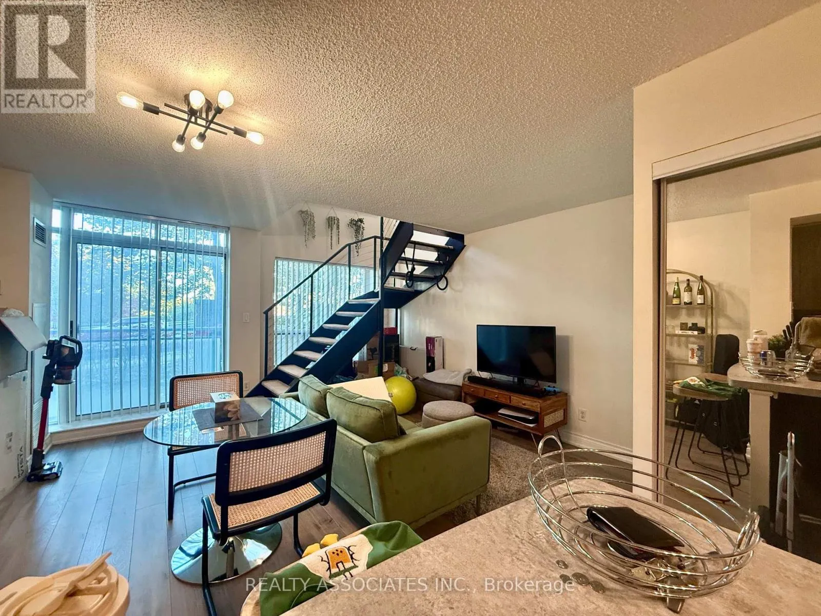 303 - 51 BAFFIN COURT