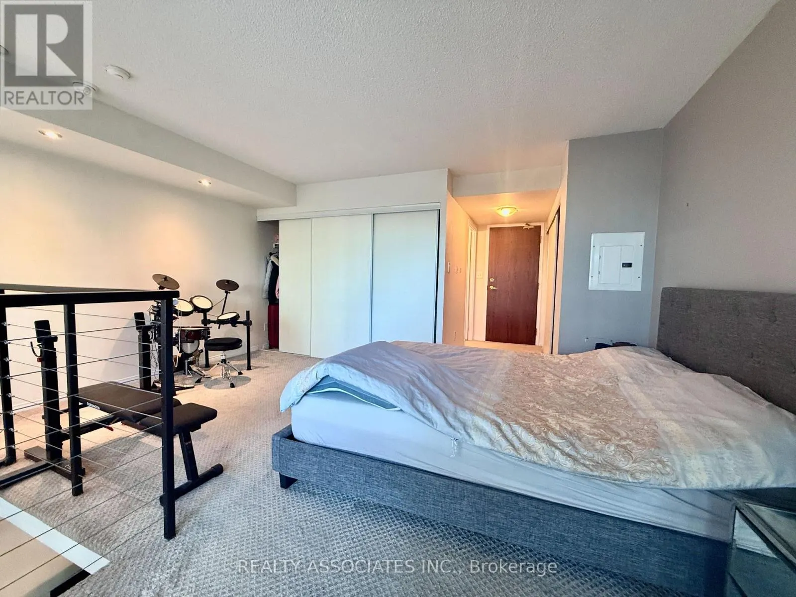 303 - 51 BAFFIN COURT