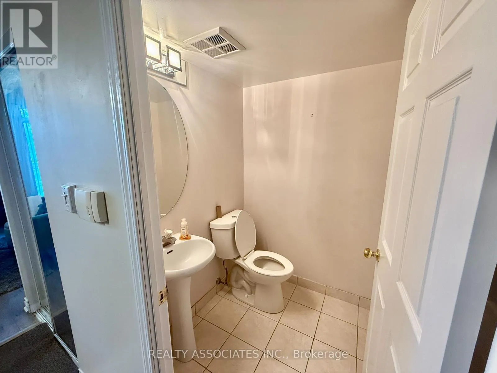 303 - 51 BAFFIN COURT