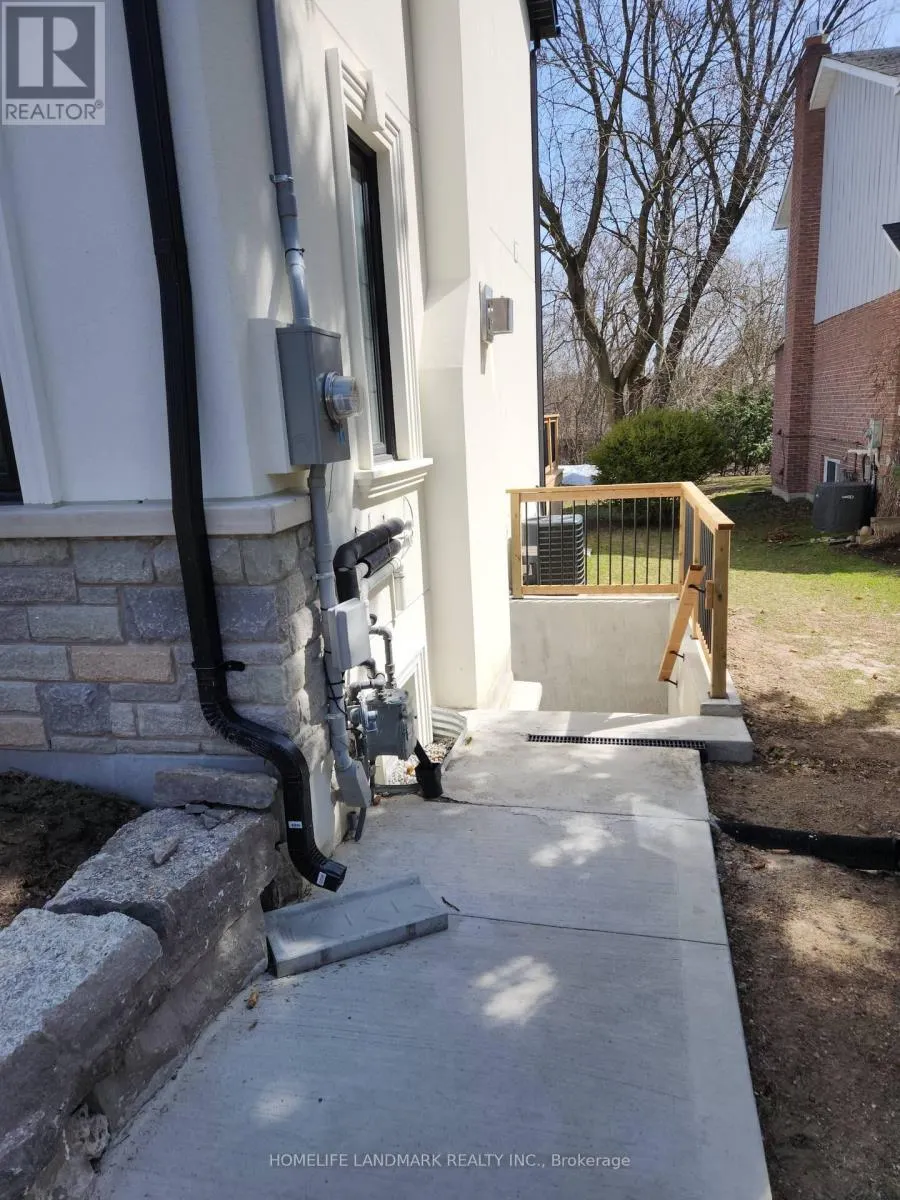 BASEMENT UNIT - 452 D'ARCY STREET S