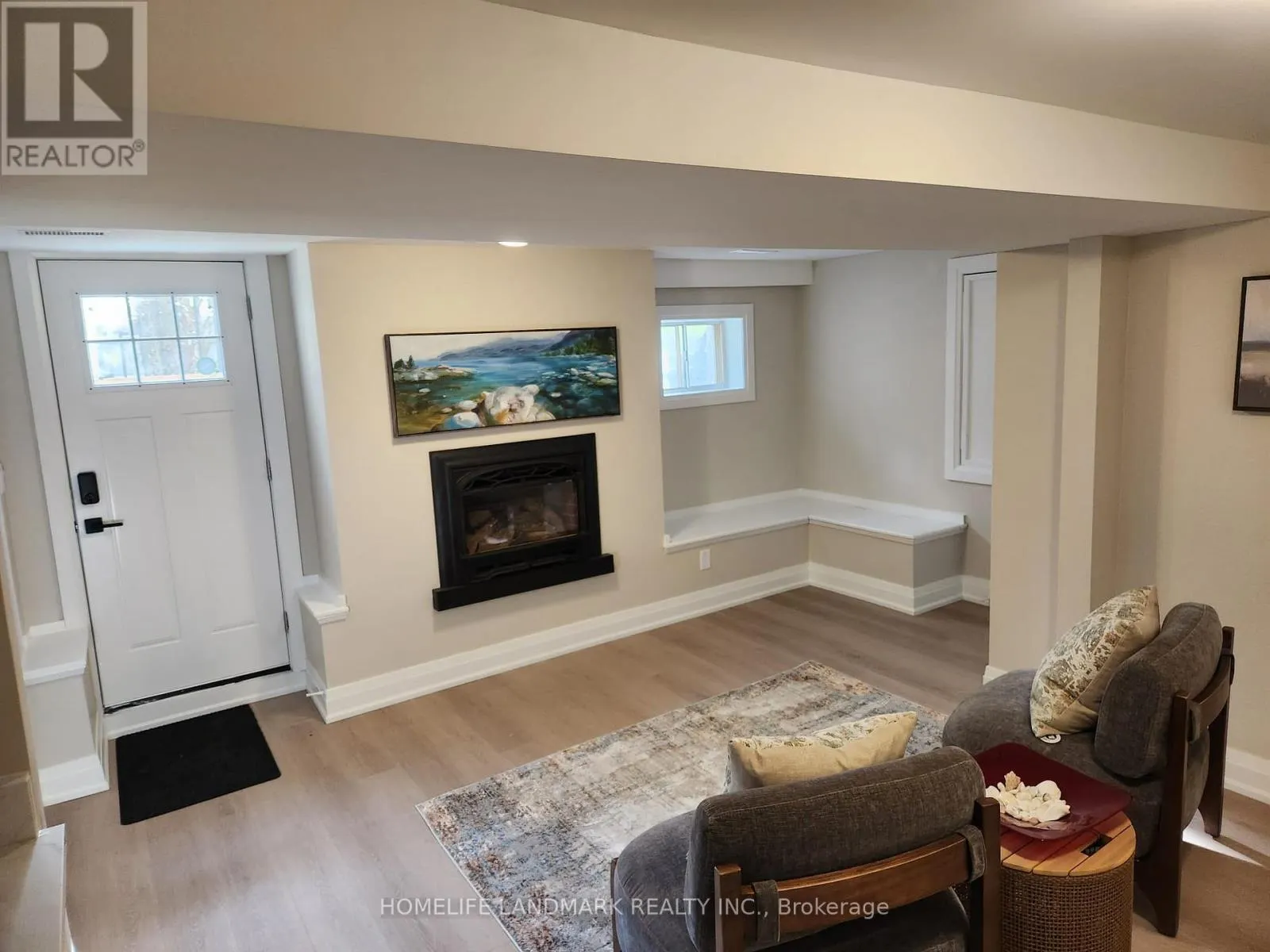 BASEMENT UNIT - 452 D'ARCY STREET S