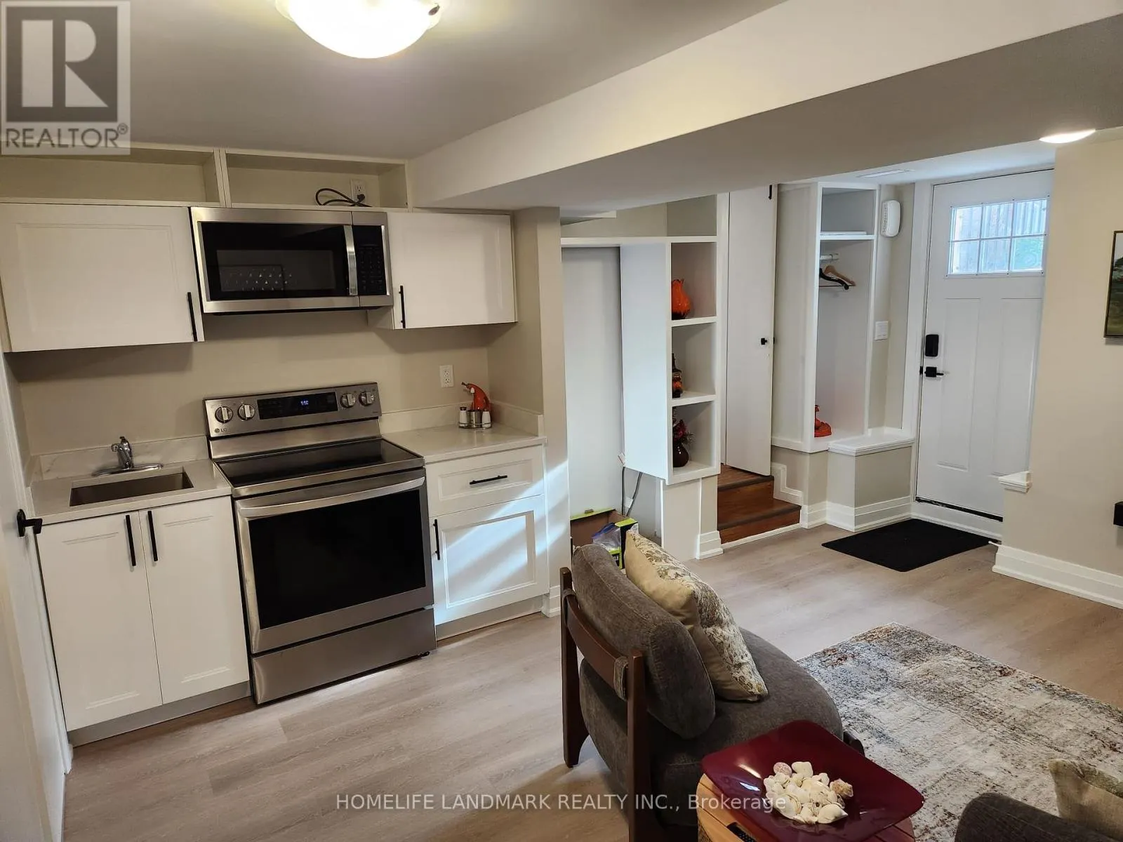 BASEMENT UNIT - 452 D'ARCY STREET S