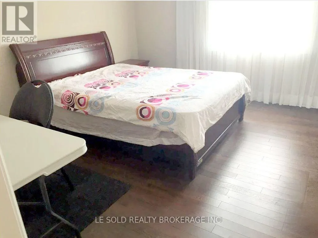 2FLR RM - 347 FERN AVENUE