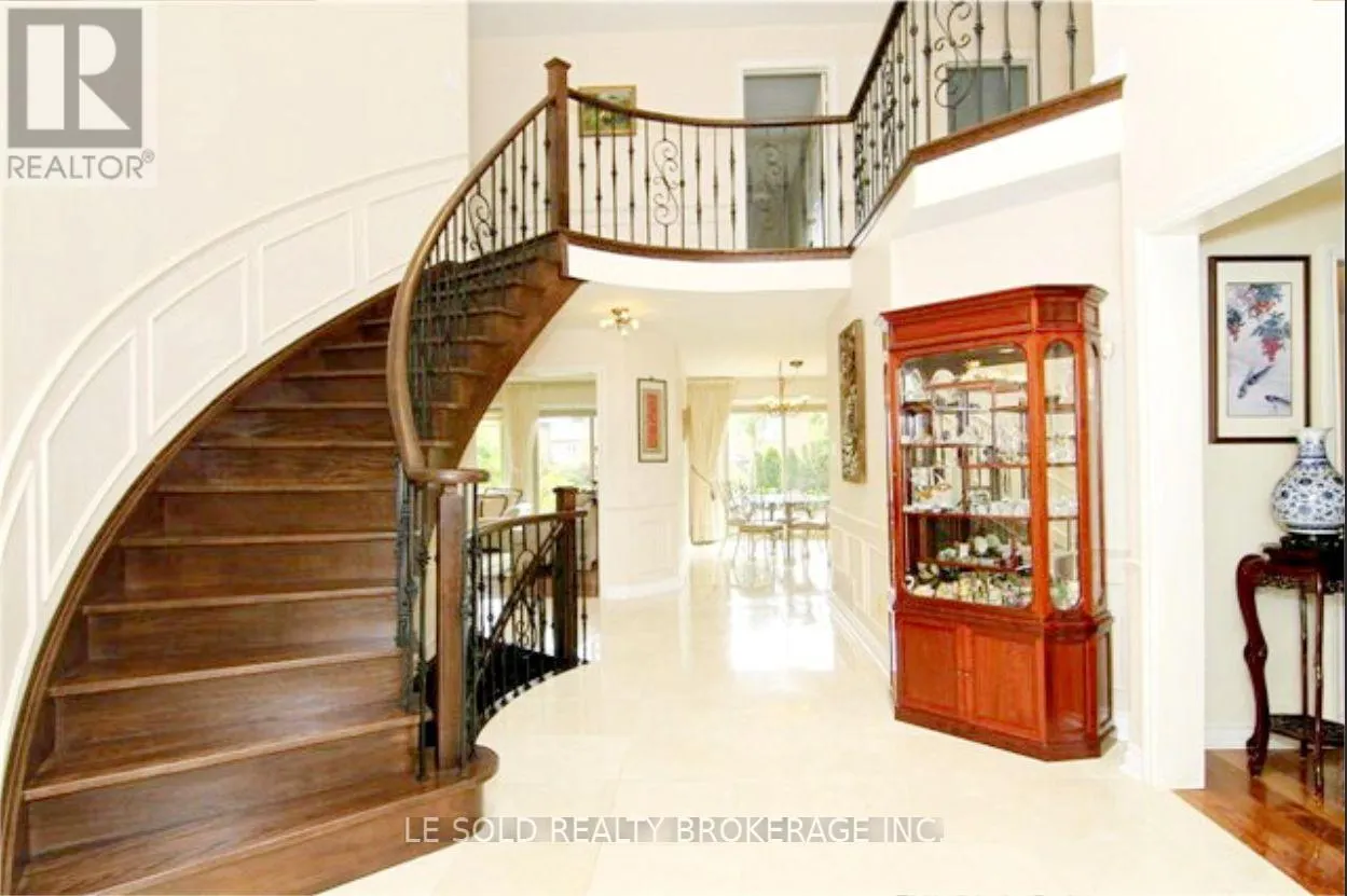 2FLR RM - 347 FERN AVENUE