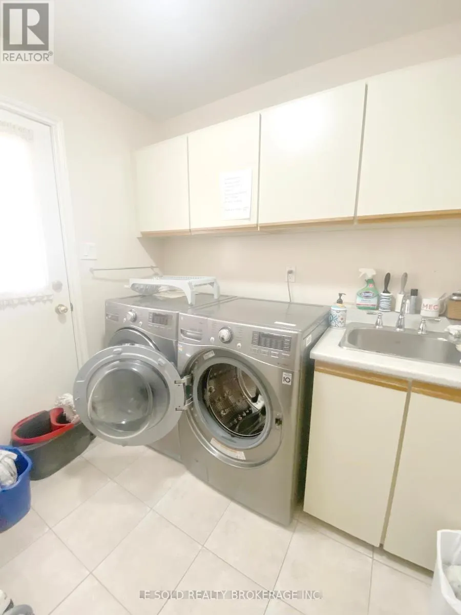 2FLR RM - 347 FERN AVENUE