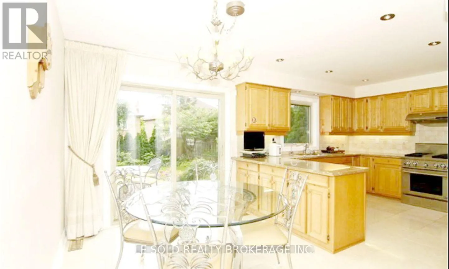 2FLR RM - 347 FERN AVENUE