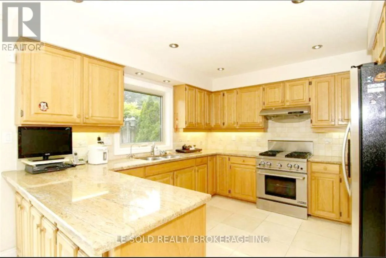 2FLR RM - 347 FERN AVENUE