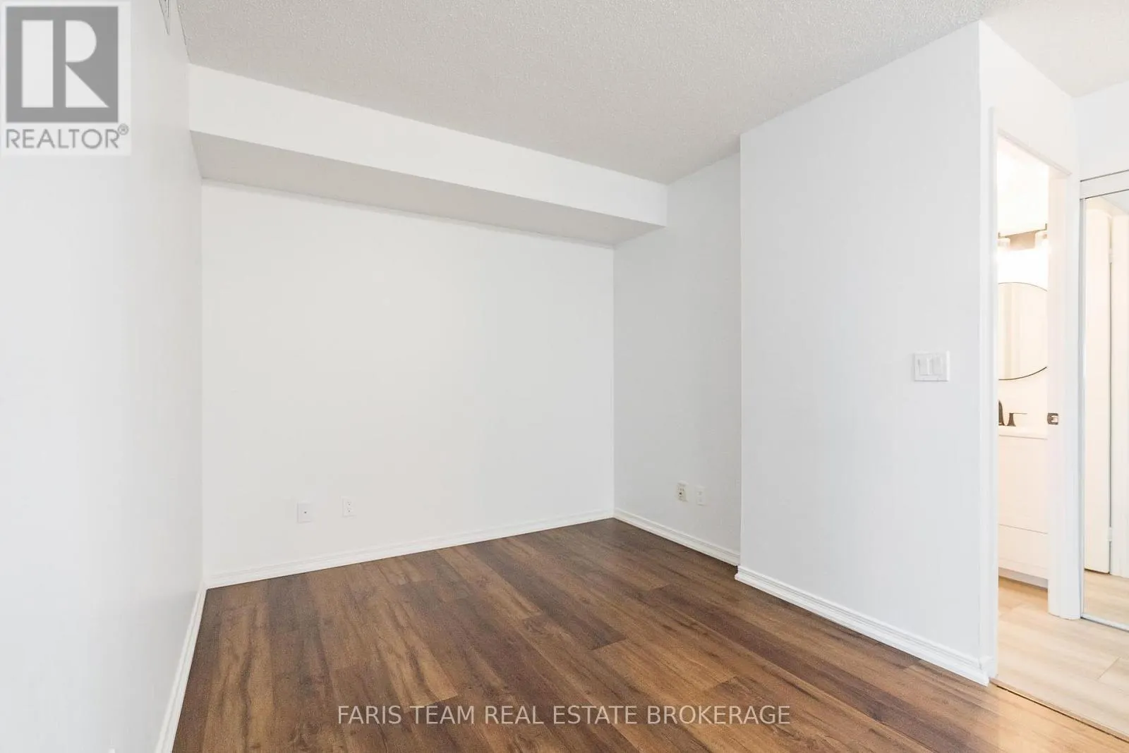 407 - 11 ONEIDA CRESCENT