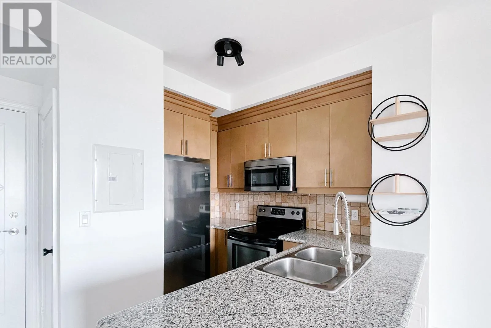 PH108 - 18 HARDING BOULEVARD