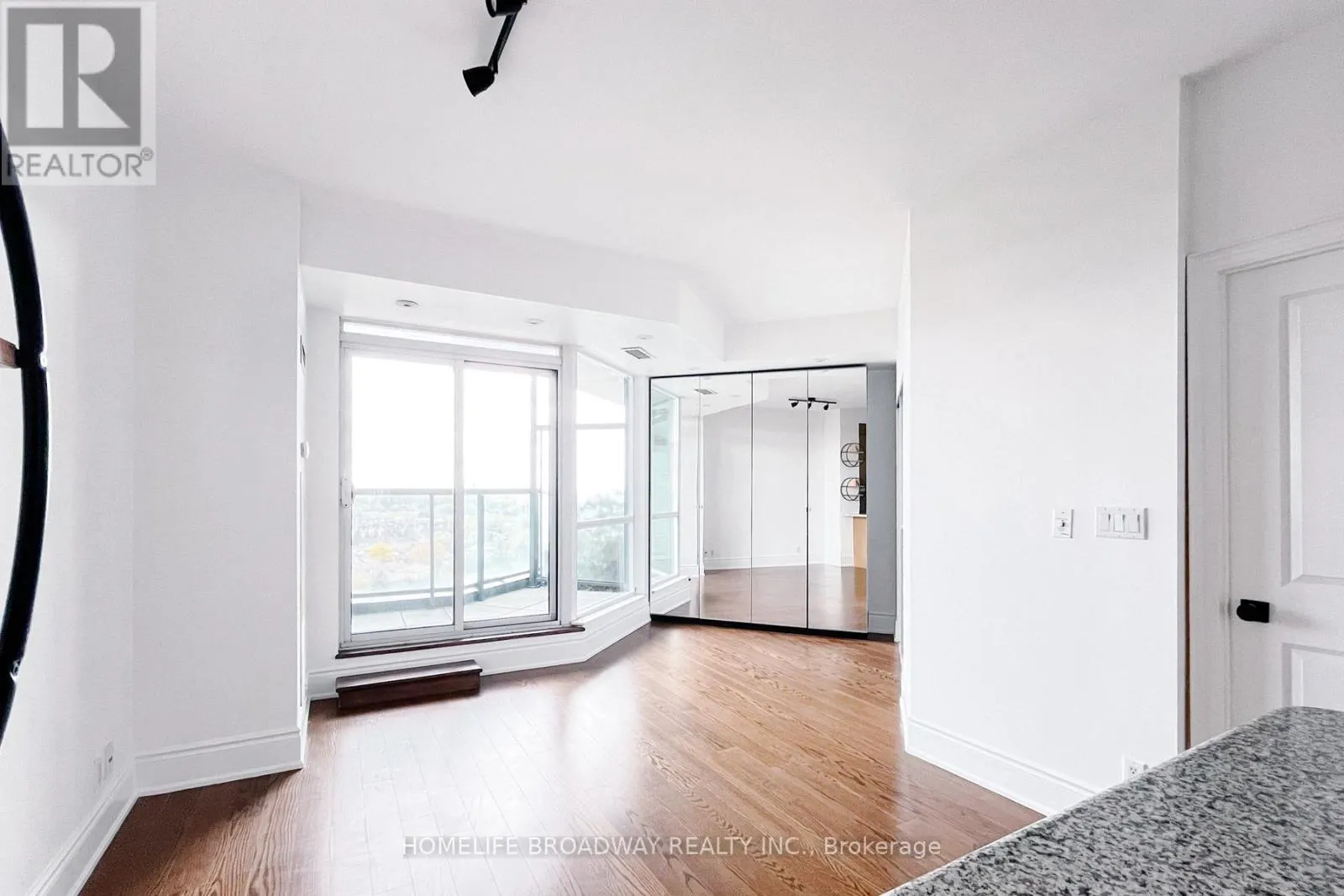 PH108 - 18 HARDING BOULEVARD