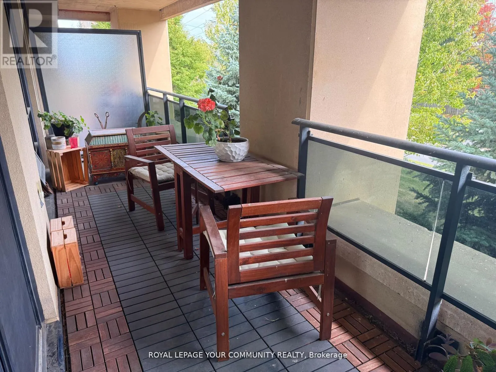 208 - 520 STEELES AVENUE W