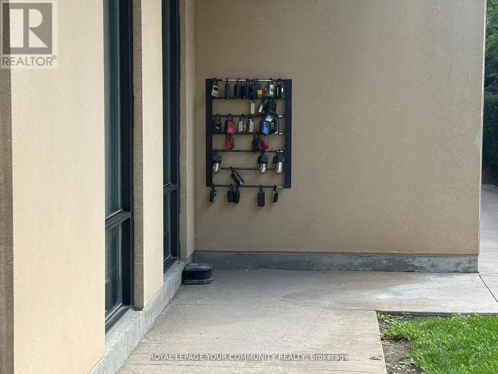 208 - 520 STEELES AVENUE W