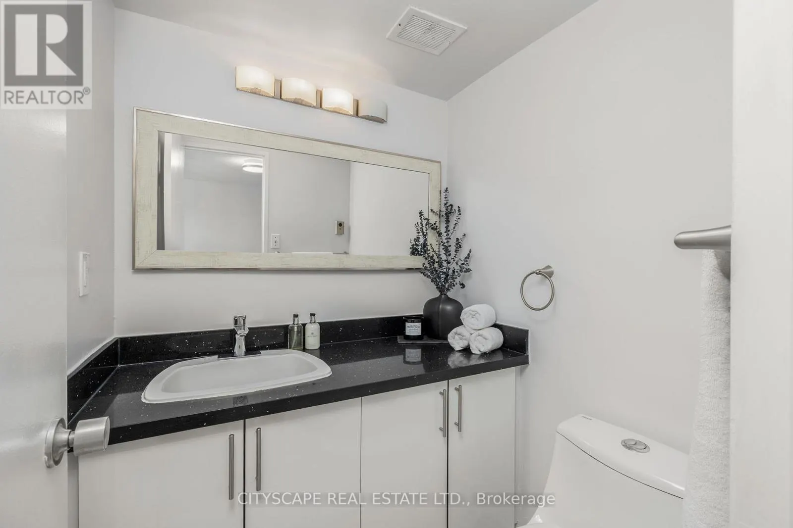 810 - 1 ROYAL ORCHARD BOULEVARD