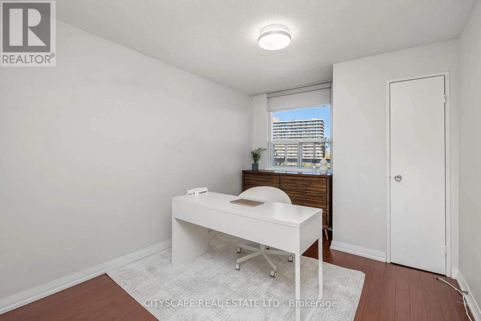 810 - 1 ROYAL ORCHARD BOULEVARD