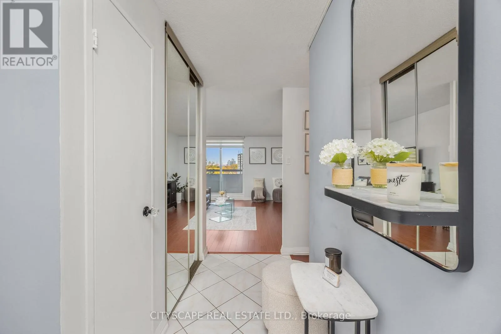 810 - 1 ROYAL ORCHARD BOULEVARD