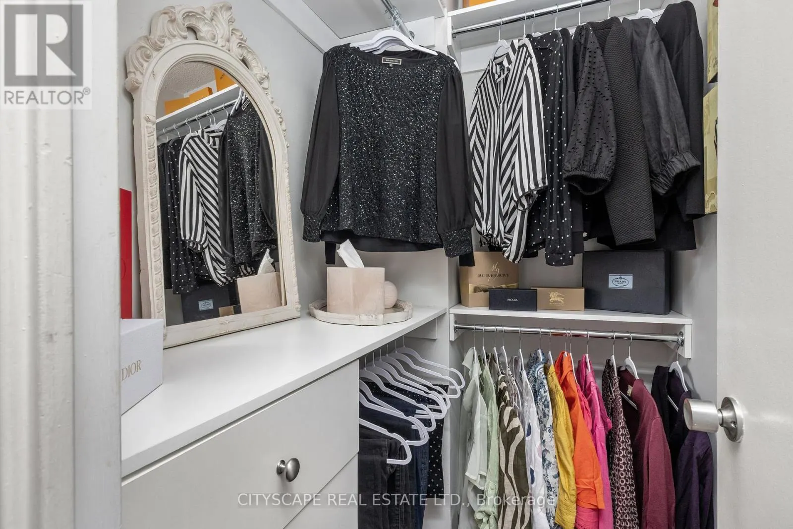 810 - 1 ROYAL ORCHARD BOULEVARD